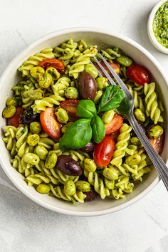 Vegan Quinoa Pasta Salad Recipe Pasta Cold Salad, Quinoa Pasta Recipe, Pistachio Pasta, Pasta Cold, Pasta Salad Vegan, Salad Quinoa, Pesto Vegan, Vegan Pasta Salad