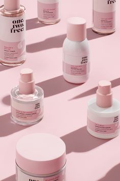 One. Two. Free c’est LA nouvelle marque de soin qui révolutionne la routine skincare. Les formules sont élaborées à partir d’ingrédients fermentés et naturels pour une peau pleine d’éclat. Packshot Product, Desain Merek, Cosmetics 3d, Skincare Branding, Cosmetics Mockup, 3d Mockup, Cosmetic Packaging Design, Skin Care Packaging