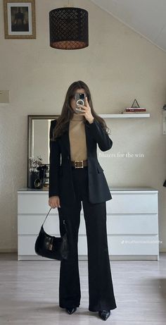 Suits Tv Show Outfits, Work Outfits With Flats Office Wear, Classy Classic Outfits, Finance Girl Outfit, Women Conference Outfit, Middle Aged Woman Outfit, Law Outfits Women, Sophisticated Outfits Classy Chic, Buisness Casual Women Outfits Chic