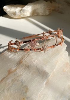 Handgefertigt und einzigartig, ist dieses atemberaubende roségoldene Haarband die perfekte Krone, um jeden Look abzurunden. Perfekt für die boho, verträumte Braut, sitzt diese Krone bequem auf dem Kopf und lässt Sie strahlen ohne im Weg zu stehen. Ein atemberaubendes roségoldenes Doppel-Stirnband, das vollständig mit herrlich funkelnden Starburst- und Sichelmondverzierungen besetzt ist. Holen Sie sich den Glamour eines himmlischen Kopfschmucks mit der Raffinesse eines Haarreifs. Mit wunderschöne Celestial Headpiece, Rose Gold Headband, Double Headband, Moon Accessories, Northern Star, Wedding Halo, Star Headband, Gold Headband, Headpiece Wedding