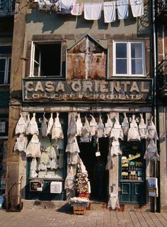 an old building with clothes hanging from it's windows and the words casca orientala