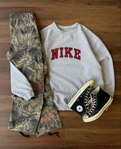 Outfit Ideas Shirt, Shirt Outfit Ideas, Shirt Design Ideas, Outfit Inspo Casual, Guys Clothing Styles, Nike Sweatshirt, Camo Pants, Nike Sweatshirts, Streetwear Men Outfits