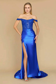 A beautiful one-shoulder prom dress with intricate applique details, featuring a mermaid silhouette and a stylish split. Long Corset, Designer Formal Dresses, Corset Bodice, Dresses Designer, Dresses Royal, Off Shoulder Fashion, Prom Formal, Royal Red, Green Rose