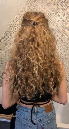 Long Curly Blonde Hair Aesthetic, Dirty Blonde Hair Curly, Curly Blonde Hair Aesthetic, Dirty Blonde Wavy Hair, Curly Dirty Blonde Hair, Dirty Blonde Curly Hair, Hair Motivation, Vacation Hairstyles, Blonde Curly Hair