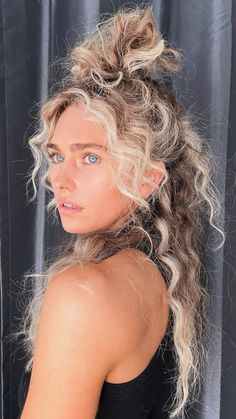 Curly Long Hair Cuts, Curly Hair With Face Framing Layers, Long Hair Curtain Bangs, Curtain Bangs Hairstyle, Hair Curtain Bangs, Long Curly Haircuts, Curly Haircut, Bangs Hairstyle, Bohemian Hair