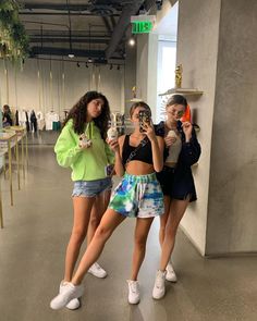 Robert Kardashian, California Outfits, Friend Pics, Best Friend Photos, She Girl, Bestie Goals, Friend Goals, Best Friend Goals, Ice Creams