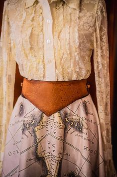 Handmade belt in leather, hand painted and hand crafted. It has two sizes and it's adjustable at three points. Regular size: 79-104cm Large size: 93-118cm Pirate Map, Handmade Belt, Treasure Map, Handmade Belts, Corset Belt, Belt Leather, Suspender Belt, Larp, Suspenders