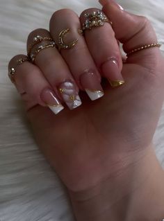 Gold And White Nails Short, Short Gold Nail Designs, White And Gold Short Nails, Shorties Nails Color, Short White And Gold Nails, Square Gold Nails, Birthday Nails Square Short, White And Gold Nails Short, Freestyle Nail Designs