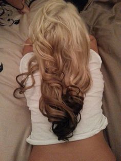 Reverse ombre Blonde Hair With Brown Tips, Hair Dye Ideas For Dirty Blonde, Blonde Reverse Ombre, Blonde Brown Ombre Hair, Blonde Hair Black Tips, Blonde To Brown Ombre, Ombré Blonde Hair, Reverse Ombre Hair, Reverse Ombre