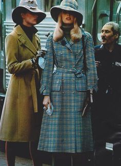 Elle France, September 6 1971. Photographed by Hans Feurer 70s coat jacket camel tan wrap belt safari floppy hat blue plaid trench models magazine vintage fashion style early 70s Winter Fashion, Hans Feurer, Winter Fashion Looks, 70’s Fashion, Retro Mode