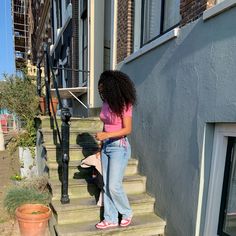 Black curly girl in Amsterdam; Outfit ; pink Zara top, blue wide leg jeans and pink Nike dunk low Archeo pink sneakers. Sunny Archeo Dunks Outfit, Outfit Ideas With Pink Dunks, Pink Dunk Low Outfit, Pink Dunks Outfit