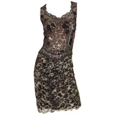 ¡Sexy vestido vintage sin mangas semitransparente marrón con estampado de leopardo de finales de los 90 de GAI MATTIOLO! Presenta un intrincado bordado en el corpiño, que cubre los pechos. Bordados metálicos dorados, plateados y bronceados en todo el vestido. Cremallera oculta en el lateral con cierre de corchete. Revela la cantidad justa de piel, y es la alternativa perfecta a un vestidito negro. Perfecto con tacones o botas. En perfecto estado Fabricado en Italia Aproximadamente talla media (m Vintage Dresses 90s, Dresses 90s, Vintage Dress Sewing Patterns, Vintage 90s Dress, Chic Closet, Metallic Embroidery, Png Clothes, Cocktail Dress Vintage, Dresses To Make