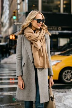 Mantel Outfit, Fall Fashion Coats, Fashion Jackson, Moda Chic, Grey Coat, Winter Outfits For Work, Coat Outfits, Weekend Outfit, Blanket Scarf