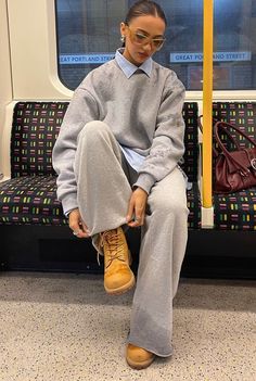 Bummy Chic Outfits, Streetwear Boots Outfit, Cvnty Outfits Women, Timberland Shoes Outfit, Styling Timberlands, Jumper Over Dress Outfit, Timberlands Outfits Women, Monochromatic Outfit Street Style, Timberland Fits