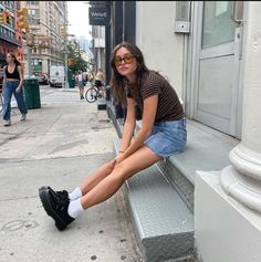 사진 촬영 포즈, Emma Chamberlain, How To Pose, Inspiration Mode, Mode Inspiration, Spring Summer Outfits, Sabrina Carpenter