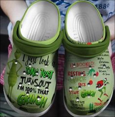 Grinch Clothes, Crocs Inspiration, Cute Grinch, Comfy Footwear, Disney Crocs, Grinch Stuff, Dr Seuss Classroom, Crocs Outfit, Crocs Ideas