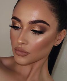 gold makeuplooks makeup eyeshadow goldeyshadow nudemakeup goldshimmer Make Up Gold, Wedding Day Makeup, Glam Makeup Look