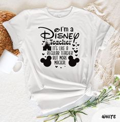 Disney Teacher Gifts, Diy Shirt Ideas, Bus Driver Gifts, World Teachers, Career Ideas, 2nd Grade Teacher, School Theme