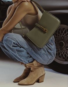 #outfits #bag #green #shoes #cowgirlstyle #trendy #trendyclothes #trendystreetstyle #jeans Green Suede Bag Outfit, Outfits With Green Bag, Olive Green Bag Outfit, Suede Bag Outfit, Green Bag Outfit, Mini Bag Outfit, 1st Photoshoot, Season Outfits, Bag Outfit