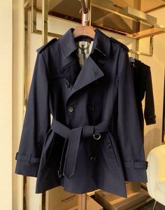 Outfit Ideas Office, School Coat, Classy Coat, Trendy Outfit Ideas, Friends Day, Fall Outfit Ideas, Winter Mode, Trendy Outfit