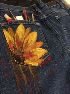 Art Jeans Paintings, Jeans Painting Ideas Aesthetic, Hand Painted Pants, Pants Painting, Jeans Painting, Painted Pants, London Clothes, Painted Clothes Diy, Trendy Shirt Designs