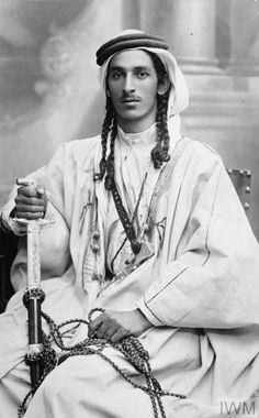 T E LAWRENCE AND THE ARAB REVOLT 1916 - 1918 Arab Revolt, Middle Eastern Culture, Lawrence Of Arabia, World Cultures, Historical Photos, Traditional Outfits