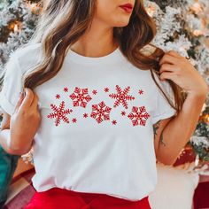 "Snowflake Shirt, White Glitter Snowflake Shirt, Christmas Shirt, Womens Snowflakes Shirt, Winter Shirt, Womens Christmas Tshirts, Plus Sizes Our glitter snowflake shirt makes the perfect addition to your winter Christmas collection - also makes a great gift! How we make our shirts - This shirt is made with your choice of red or white glitter. It may not appear very clearly in the photos, however, it is super cute and sparkly. You will love it! If you have any questions please feel free to reach White Graphic Tee For Winter, White Christmas T-shirt Gift, White Christmas Graphic Tee Tops, White Winter Holiday T-shirt, White Christmas Graphic Tee, White Graphic Tee For Holidays, White Christmas Tops With Graphic Print, White Christmas Graphic Print Tops, White Winter Tops As Gift