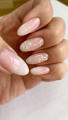 Nude Base Christmas Nails, Simple Winter Manicure, Almond Nail Inspo Christmas, Short Oval Nails Ideas Christmas, Calm Christmas Nails, Simplistic Winter Nails, Almond Nail Christmas, Light Colored Christmas Nails, Clean Girl Nails Christmas