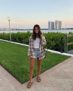 Viviane Audi, College Girl Outfits, Cute College Outfits, Jean Short Outfits, Outfits For Girls, Flannel Outfits, Summer Shorts Outfits, Evening Outfit, Evening Outfits