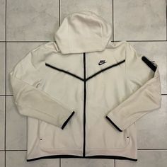 Product: Nike Sportswear Tech Fleece Zip Up Hoodie White Black Color: White / Black Size: Xl Style: Cu4489-100 Condition: Pre-Owned Without Original Tags (Small Marking/Lint On Jacket; See Photos For Details); 100% Authentic Shipping: Same Day Shipping / Next Business Day Shipping Guaranteed Questions? Feel Free To Contact Me At Anytime For Any Questions Or Concerns. Thank You! White Nike Tech, Nike Mens Shirts, Long Sleeve Running Shirt, Nike Pullover Hoodie, Tech Fleece Hoodie, Nike Sportswear Tech Fleece, Grey Hoodie Men, Nike Long Sleeve, Nike Pullover