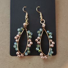 Gorgeous Gold, Rose Gold And Green Faceted Beaded Earings. Handmade With A Hypoallergenic Fish Hook Post. Orange Beaded Earrings, Rose Gold And Green, Beads Jewelry Making Tutorials, Hand Beaded Earrings, 2024 Jewelry, Wire Jewelry Earrings, Jewellery Diy, Wire Wrapped Stone Jewelry, Tiffany And Co Jewelry