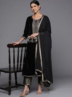 * Women Black Floral Motifs Embroidered Velvet Kurta with Trousers & Dupatta Pakistani Salwar Kameez / Indian Wedding Dress / Plus Size Velvet Dress / Cotton Kurta Set / Silk Kurta Set Traditional Indian Wear / Salwar Kameez Dupatta / Kurti Palazzo Set / Hand Embroidery kurta * Black embroidered Kurta with Trousers with dupatta * Kurta design:- * Ethnic motifs embroidered * A-line shape * Regular style * Round neck, three-quarter regular sleeves * zari detail * Calf length with straight hem * Ve Velvet Kurta, Indian Party, Indian Party Wear, Pakistani Salwar Kameez, Party Kleidung, Indian Wedding Dress, Wedding Dresses Plus Size, Kurta Designs, Top Fabric