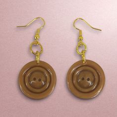 Vintage brown earrings made from retro brown buttons! These earrings give a very 1980's vibe and the color will definitely match 1970's style as well! Great for those whole love to mix up styles through out the times. Unique and different, these earrings are definitely an eye catching and a conversation starter Each or will come with a free gift of an item from my shoppe or a like item of something I sell but currently do not have up for sell yet.  Each order will also be packed inside a draw string pouch that I made from secondhand fabrics to help reduce packaging waste in side the box. Style Année 80, Y2k Earrings, Brown Y2k, Silver Spoon Ring, Brown Earrings, Button Earrings, 1970s Fashion, Silver Spoons, 80s Fashion