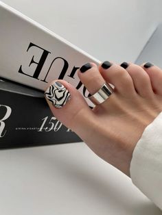 Black And White Pedicure, French Manicure Trends, Fall Toe Nail Designs, Toe Nail Designs For Fall, Trendy Pedicure, White Pedicure, Classy Nail Art Ideas