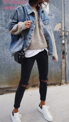 Winter Clothes Women Casual, Vinter Mode Outfits, Fall Outfits Street Styles, Winter Outfits 2019, Poncho Outfit, Mode Tips, Stil Boho, Black Ripped Jeans, Outfit Jeans