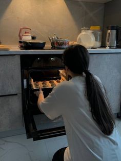 Desain Pantry, Girl Cooking, Cream Aesthetic, Living Alone, Windy City, 가을 패션, City Aesthetic, Aesthetic Photo, Ulzzang Girl