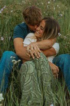 Jumping Engagement Photos, Best Poses For Engagement Photos, Brunette Engagement Photos, Different Engagement Photo Styles, End Of Summer Couple Photoshoot, Wild Flower Couple Pictures, Outside Photoshoot Ideas Couple, Couples Wildflower Photoshoot, Engagement Photos Flowers Bouquets