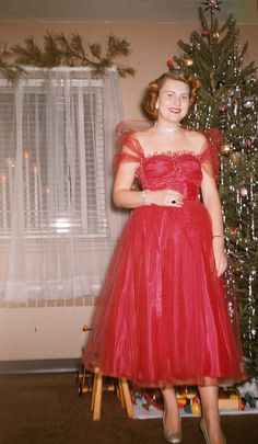 Mid-Century Women Enjoying Real Christmas Trees - Flashbak Vintage Christmas Dress, Fake Christmas Trees, Holiday Party Dress, Real Christmas Tree, Look Retro, Red Gowns, Old Fashioned Christmas