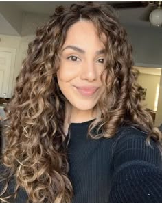 Oblong Face Haircut, Balayage Curly Hair Natural Curls, Curly Balayage Hair, Curly Hair Color Ideas, Curly Hair Color, Balayage Blond