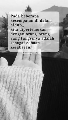 someone is holding their hand up to the camera with a quote above it that reads, pada berapa keempan di dalam