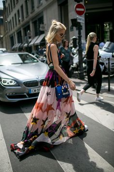 Street style at Paris Couture Week Fall 2017 – Star print dress. Summer Street, Couture Week, Street Style Summer, Cool Street Fashion, Street Style Looks