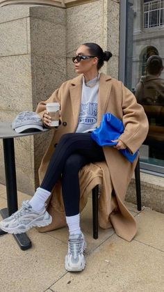 athleisure outfit Nyc Athleisure Winter, Comfy Fall Outfit Aesthetic, Nyc Athletic Style, Athleisure Women Outfit, Athleisure Street Style Sporty Chic, Elevated Athleisure Outfits Winter, Autumn Athleisure Outfits, Chic Athleisure Outfits Fall, Fall 2024 Athleisure Outfits