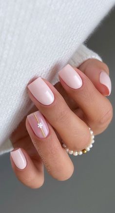 Spring Minimalist Nails Short, Trendy Nails Ideas For Summer, Nude Short Nails Ideas, Minimalist Pink Nails, Nail Pink And White, Short Nails Ideas Pink, Europe Nails Travel, Short Nail Designs Pink, Pink And White Nails Designs