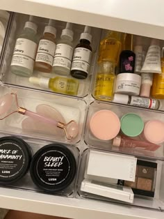 Organised Skincare Draw, Face Products Organization, Organized Skincare Drawer, Skin Care Drawer Organization, Bathroom Skin Care Organization, Draw Organization Makeup, Makeup And Skin Care Organization, Skin Care Set Up, Skincare Set Up