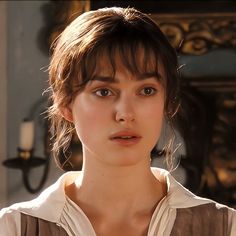 Elizabeth Bennet - Pride and prejudice Kiera Knightly Icons, Pride And Prejudice Keira Knightley, Lizzie Bennet Hair, Elizabeth Bennet Makeup, Keira Knightley Bangs, Elizabeth Bennet Hair, Pride And Prejudice Makeup, Pride And Prejudice Hair, Keira Knightley Pride And Prejudice