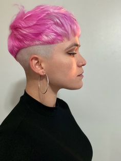 Women’s short hair Sunset Pixie Hair, Hot Pink Pixie Cut, Crazy Short Hair, Hair Half Shaved, Color Hair Styles, Short Curly Cuts, Pastel Pixie, Pink Pixie, Pixie Undercut