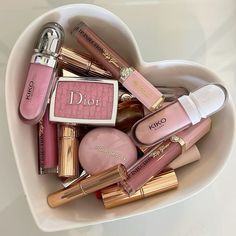 Makeup Bag Essentials, Fancy Makeup, Lip Glosses, Makeup Obsession, Luxury Makeup, Pink Makeup, Makeup Items, Makeup Pictures, Makeup Essentials