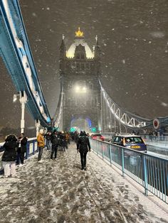 snow in london London Uk Photography, London In Winter Pictures, London Snow Aesthetic, London During Winter, London Life Aesthetic Winter, Xmas In London, Uk In Winter, London On Christmas, London December Aesthetic