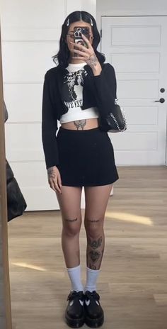 Dark Outfit Esthetics, Summer Outfits Hairstylist, Alt Fits Summer, Grunge Concert Outfit Ideas, Goth Outfit Ideas Casual, Alt Fashion Summer, Casual Alt Outfits, Emo Night Outfit, Alt Fall Outfits