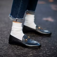 Gucci Loafers Men, Gucci Loafers Outfit, Moda Over 50, Loafer Outfits, Giovanna Battaglia Engelbert, Loafers And Socks, Best Loafers, How To Wear Loafers, Loafers With Socks